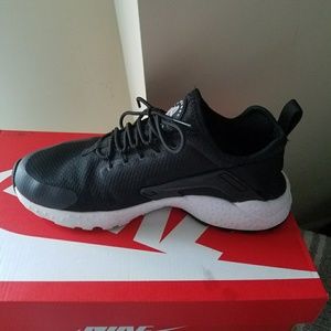 NIKE HUARACHE 🖤🖤
